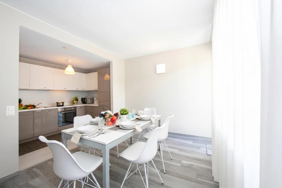 Family Apartment, 3 Bedrooms, 2 Bathrooms (Laguna di Lugano) | Dining