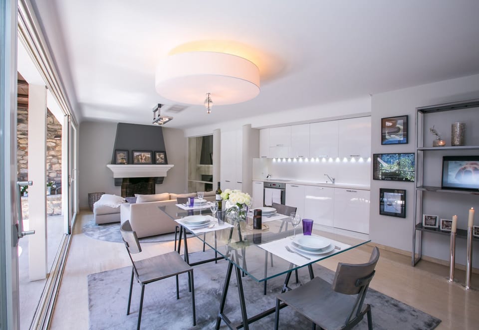 Family Apartment, 2 Bedrooms, 2 Bathrooms (Magic Gandria) | In-room dining