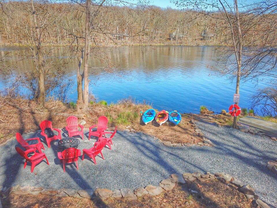 Private lake access for kayaks, swimming, fishing. Cozy firepit to sit and enjoy