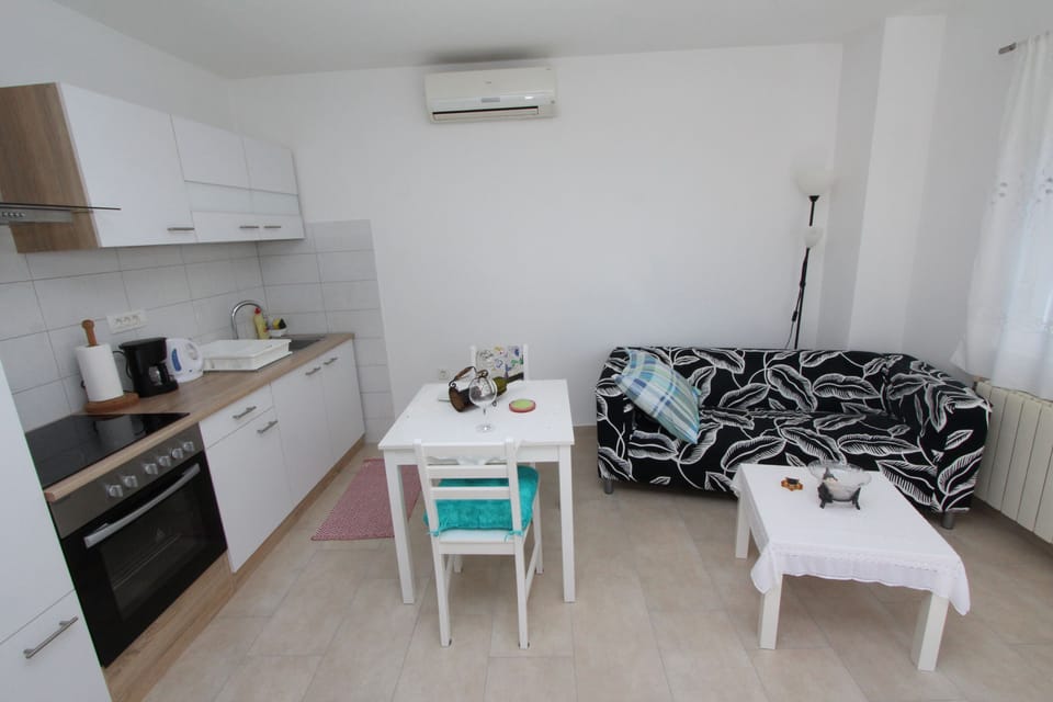 Apartment, 1 Bedroom | Private kitchen | Fridge, microwave, oven, stovetop