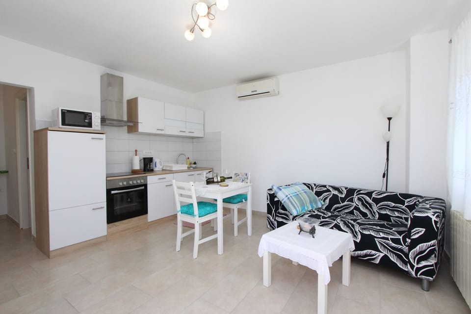 Apartment, 1 Bedroom | Private kitchen | Fridge, microwave, oven, stovetop