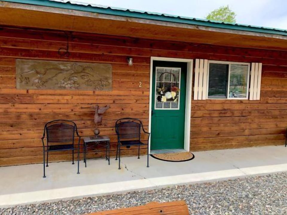 Creekside Cabin #2 is ideally located between Cody and Yellowstone