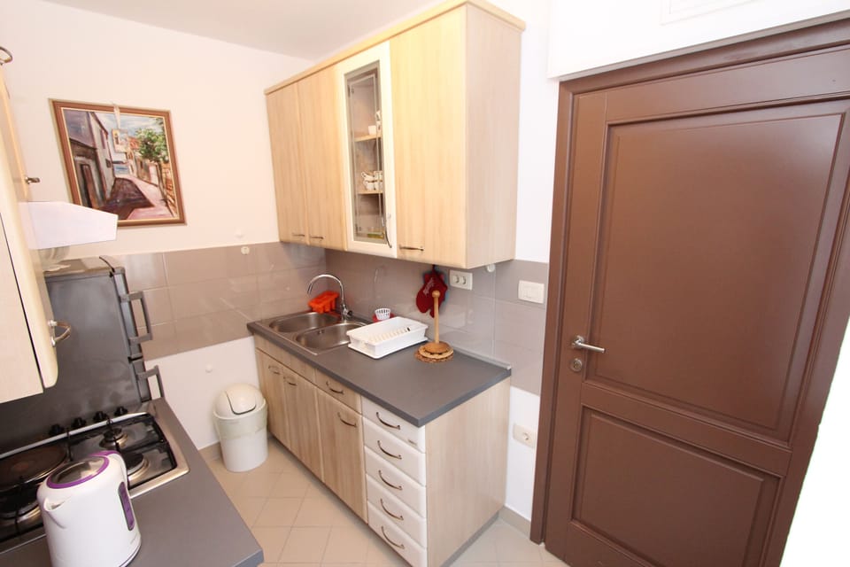 Apartment, 1 Bedroom | Private kitchen | Fridge, microwave, oven, stovetop