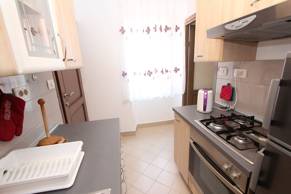 Apartment, 1 Bedroom | Private kitchen | Fridge, microwave, oven, stovetop