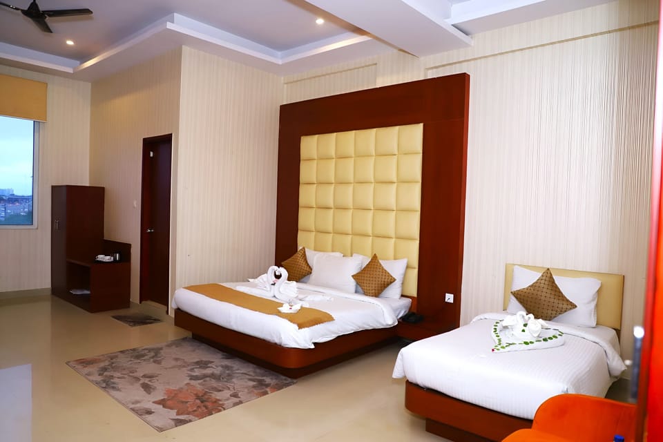 Suite Room | Minibar, in-room safe, desk, laptop workspace