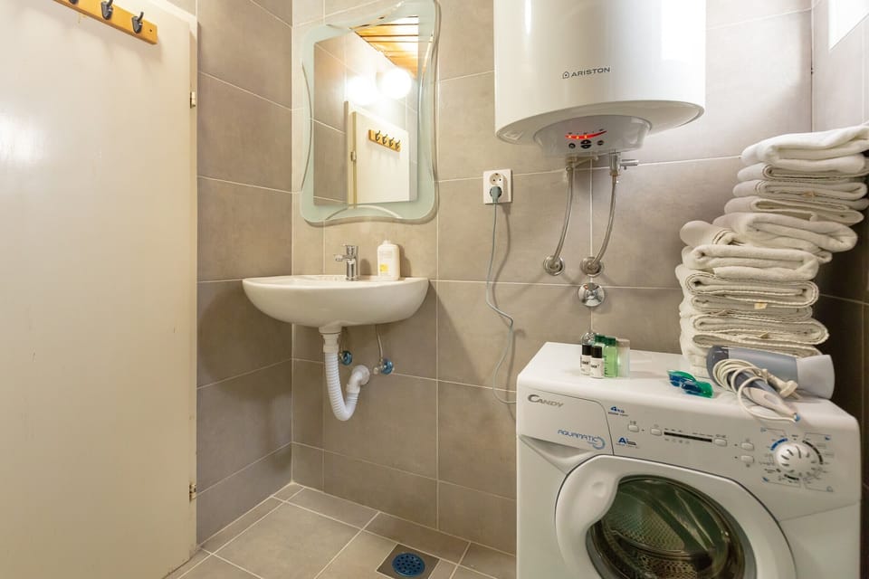 Standard Apartment, 1 Bedroom, Terrace | Bathroom | Shower, hair dryer, towels