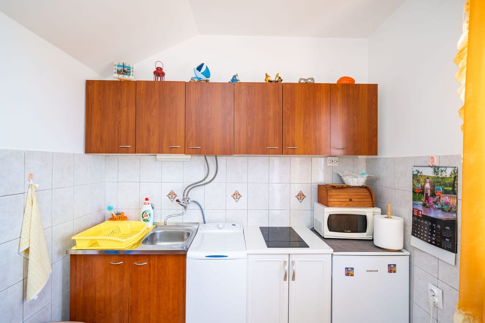 Standard Apartment, 1 Bedroom, Balcony | Private kitchen | Fridge