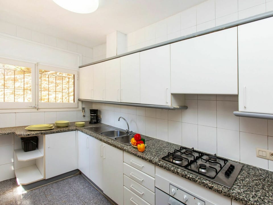 Countertop, Cabinetry, Property, Tap, Kitchen Stove, Building, Kitchen, Kitchen Appliance, Sink, Cooktop