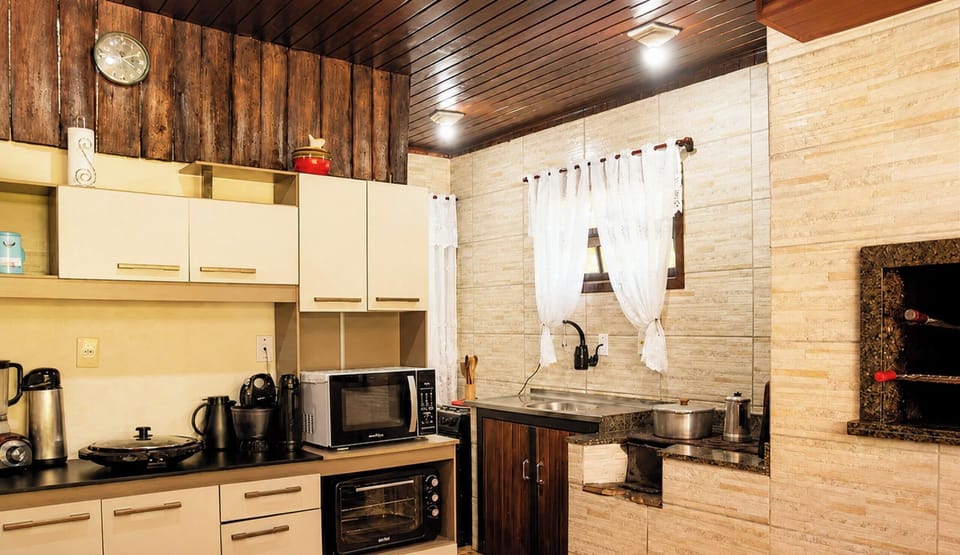 Premium Cottage | Private kitchen | Fridge, toaster oven, cookware/dishes/utensils, dining table