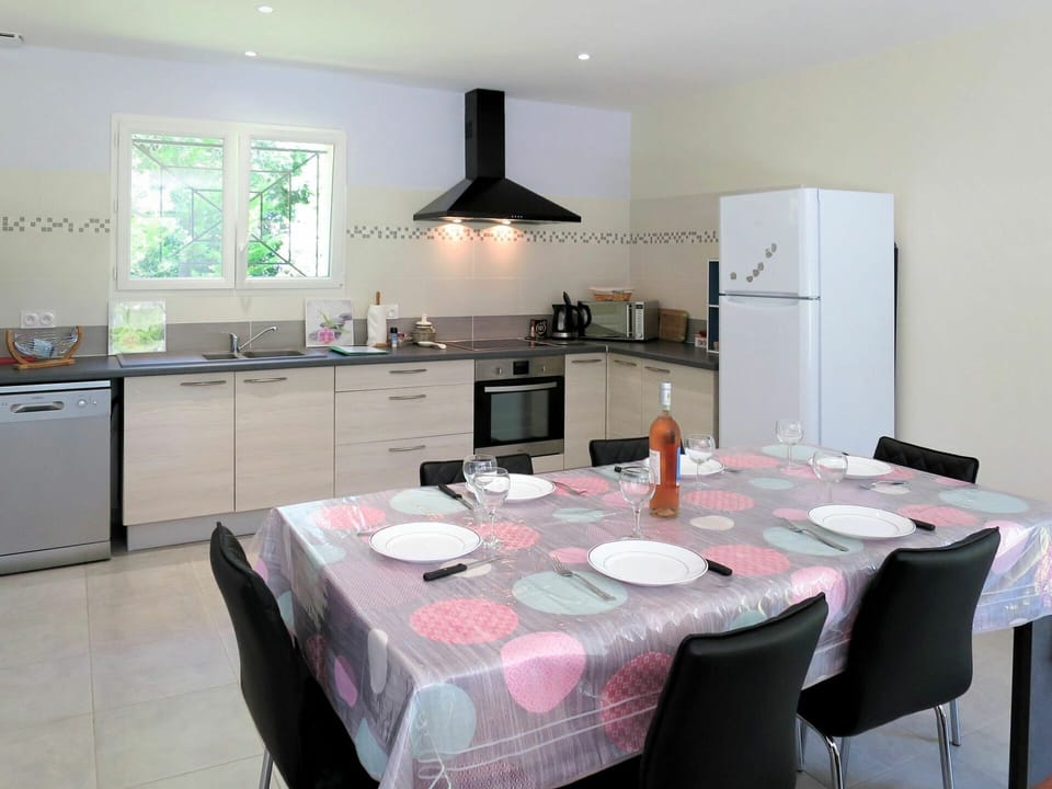 Room, Property, Dining Room, Furniture, Interior Design, Pink, Table, Floor, Building, Tablecloth