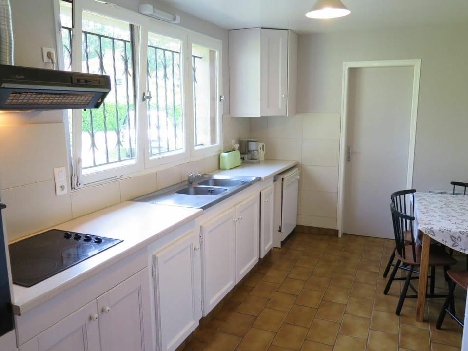 Cabinetry, Tap, Kitchen Sink, Sink, Building, Property, Furniture, Countertop, Window, Wood