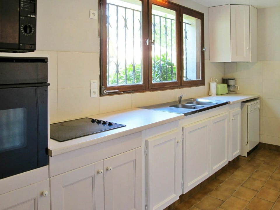 Kitchen Sink, Cabinetry, Countertop, Sink, Building, Window, Tap, Kitchen, Wood, Kitchen Appliance