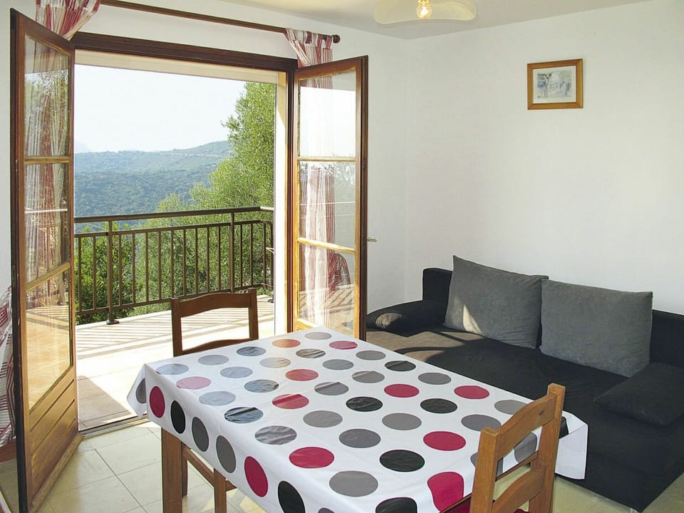 Room, Property, Furniture, Building, House, Bedroom, Interior Design, Real Estate, Table, Floor