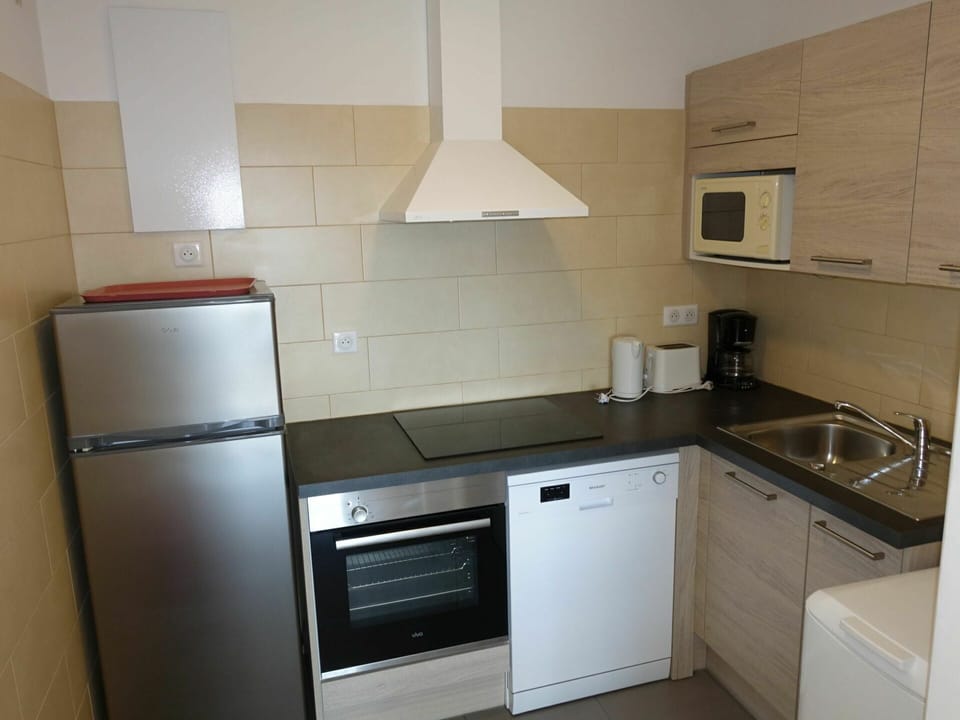 Cabinetry, Countertop, Kitchen Sink, Property, Sink, Kitchen Appliance, Kitchen, Kitchen Stove, Building, Tap