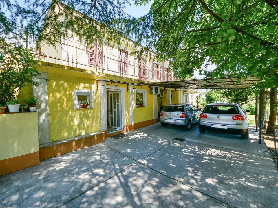 Property, Real Estate, Building, House, Vehicle, Home, Car, Architecture, Cottage, Family Car