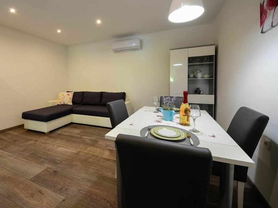 Table, Furniture, Property, Couch, Chair, Building, Comfort, Interior Design, Tableware, Floor