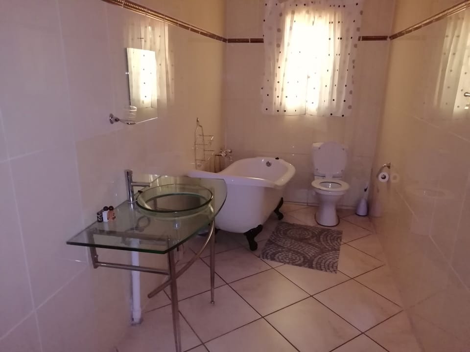 Basic Single Room | Bathroom | Slippers, towels