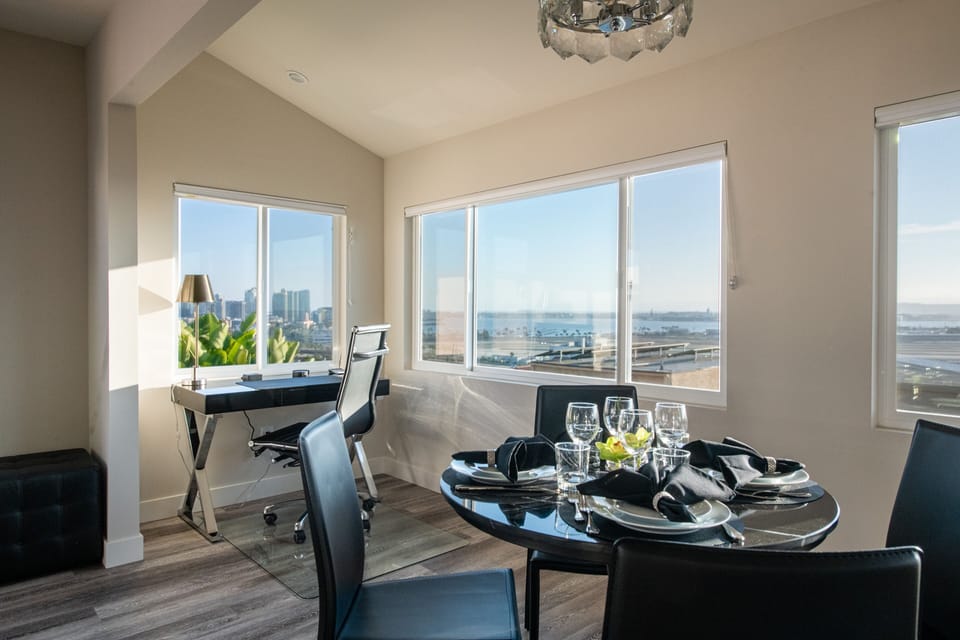 Villa Capri: Sweeping vews overlooking bay, downtown and airport. 