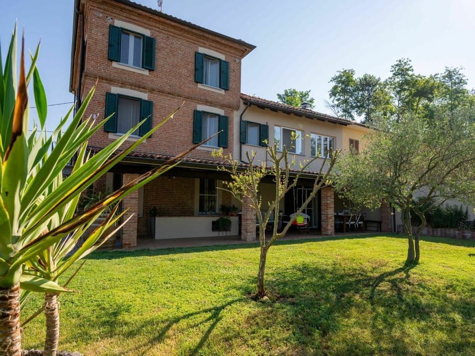 Plant, Sky, Building, Window, Tree, Land Lot, Cottage, House, Neighbourhood, Residential Area