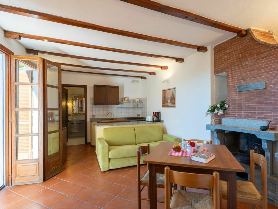 Table, Furniture, Property, Building, Couch, Houseplant, Plant, Wood, Interior Design, Flowerpot