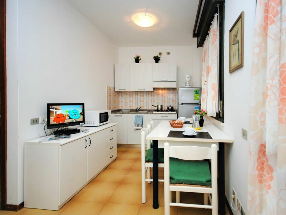 Cabinetry, Furniture, Property, Building, Countertop, Table, Home Appliance, Interior Design, Chair, Floor