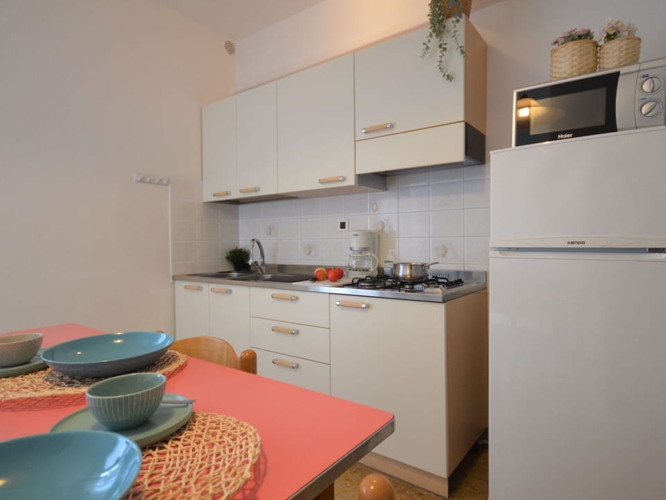Cabinetry, Property, Furniture, Countertop, Building, Kitchen Appliance, Kitchen Stove, Interior Design, Kitchen, Flooring