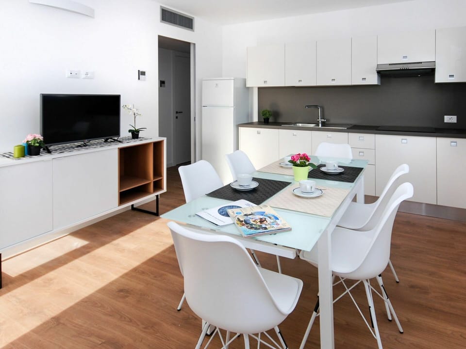 Room, Furniture, Property, Interior Design, Kitchen, Building, House, Floor, Cabinetry, Table