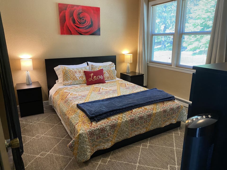 Bedroom with queen bed 