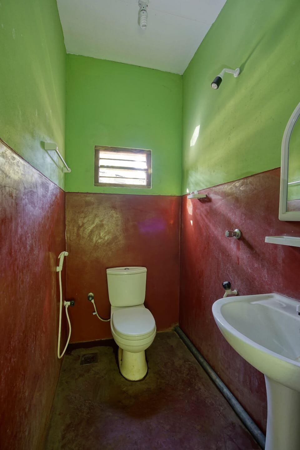 Basic Double Room | Bathroom | Shower, bidet, towels