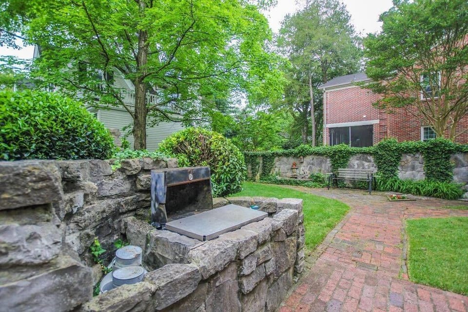 Adorable backyard garden to enjoy