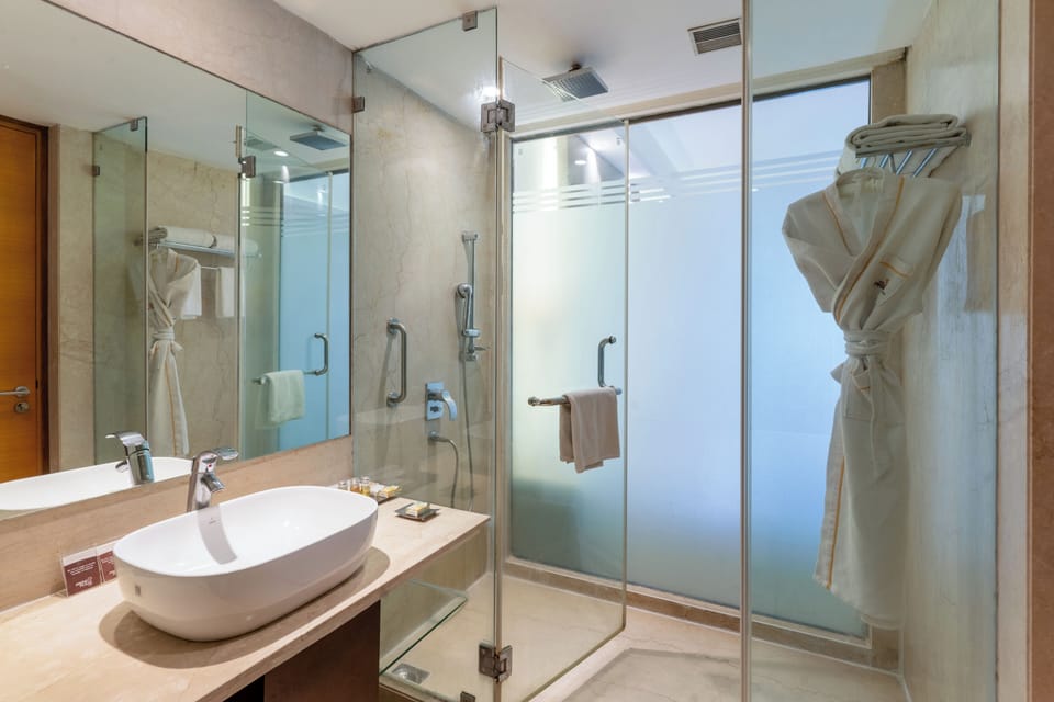 Combined shower/tub, rainfall showerhead, designer toiletries