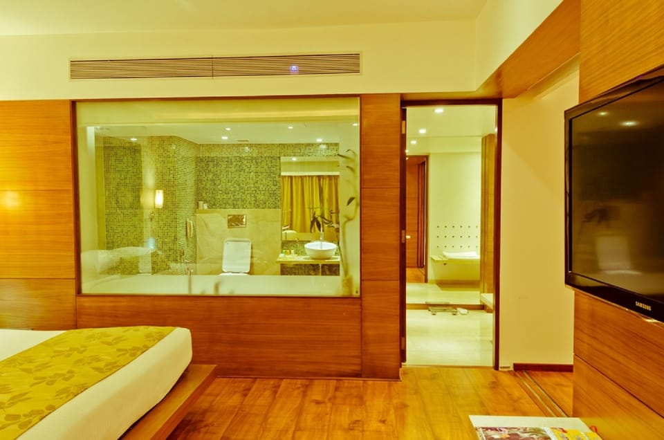 Grand Suite | Bathroom | Free toiletries, hair dryer, bathrobes, slippers