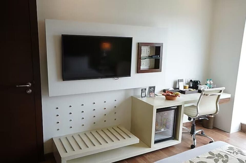 Superior Room | Minibar, in-room safe, desk, soundproofing