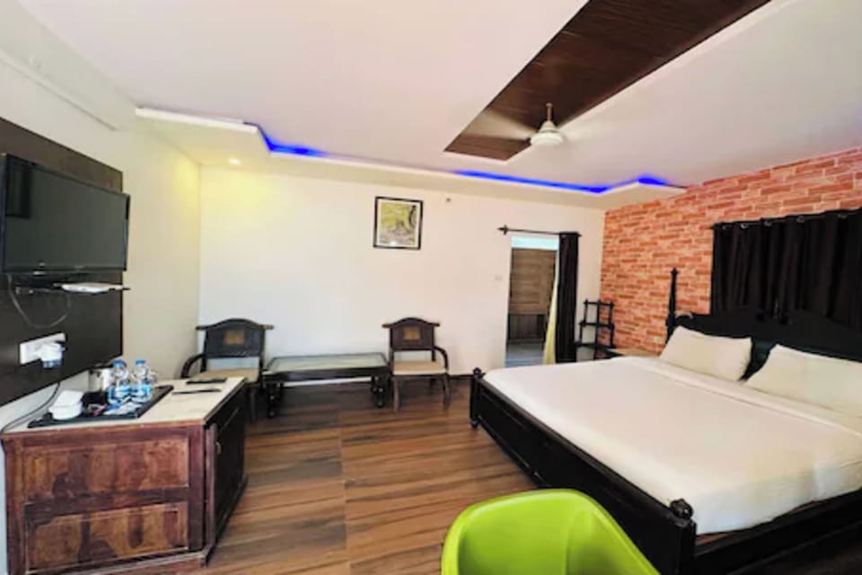Deluxe Room | Minibar, desk, blackout drapes, iron/ironing board (on request)