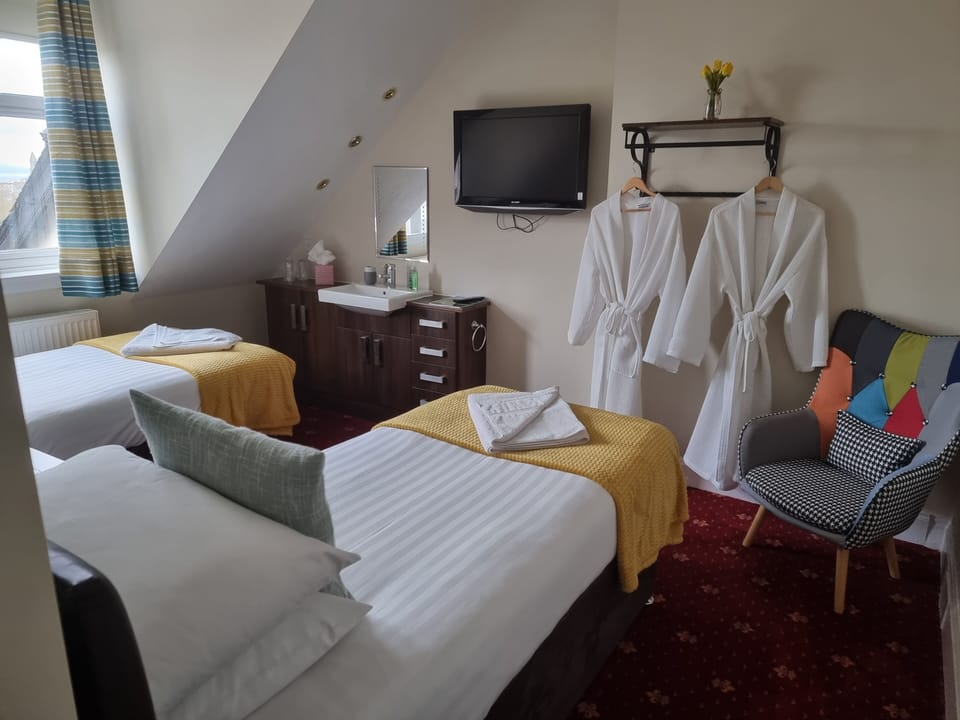 Twin Room, Shared Bathroom, Sea View | Iron/ironing board, free WiFi, bed sheets