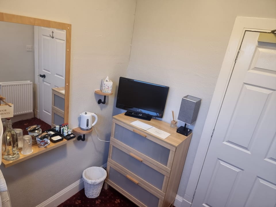 Basic Single Room, 1 Twin Bed | Iron/ironing board, free WiFi, bed sheets