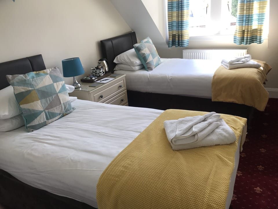 Twin Room, Shared Bathroom, Sea View | Iron/ironing board, free WiFi, bed sheets