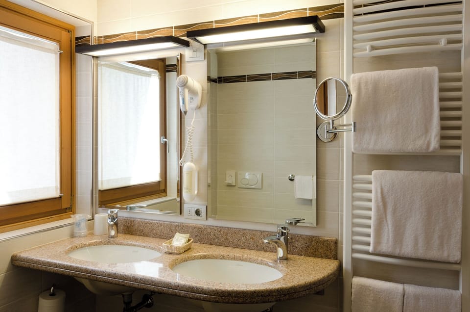 Ida Suite | Bathroom | Shower, free toiletries, hair dryer, bidet