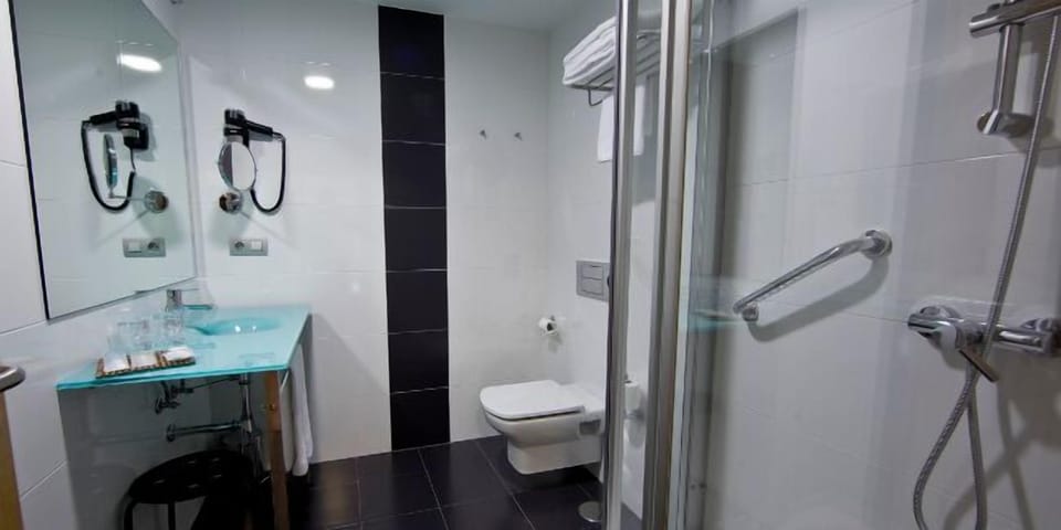 Standard Double Room, 1 Double or 2 Twin Beds | Bathroom | Shower, free toiletries, hair dryer, towels