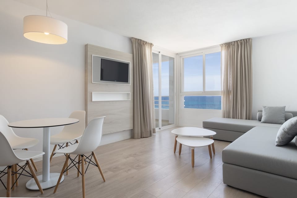 Family Room, Balcony (4 adults) | In-room safe, WiFi