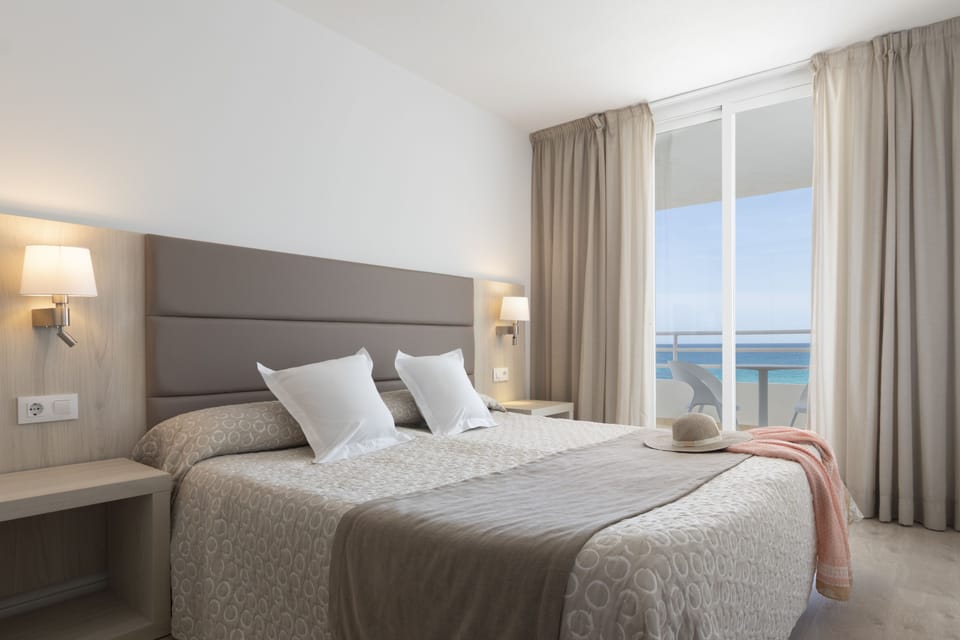 Family Room, Balcony (4 adults) | In-room safe, WiFi