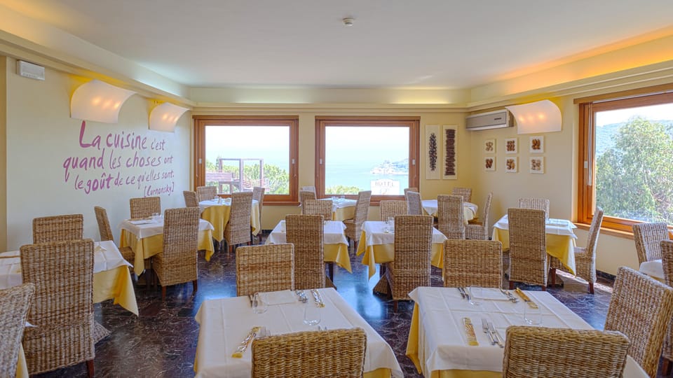 Breakfast, lunch, dinner served; Italian cuisine 