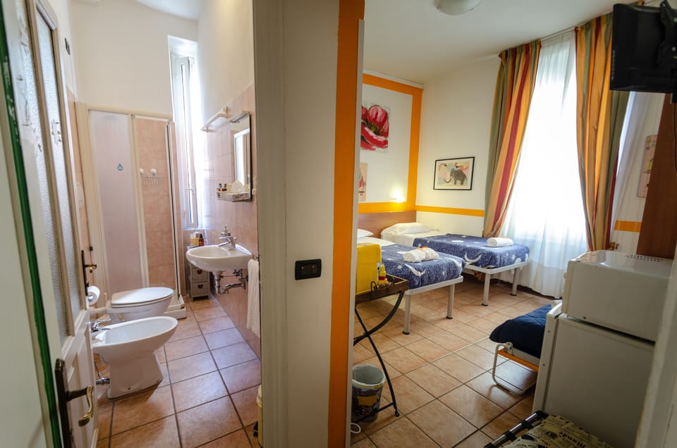 Triple Room | Bathroom | Shower, free toiletries, hair dryer, bidet