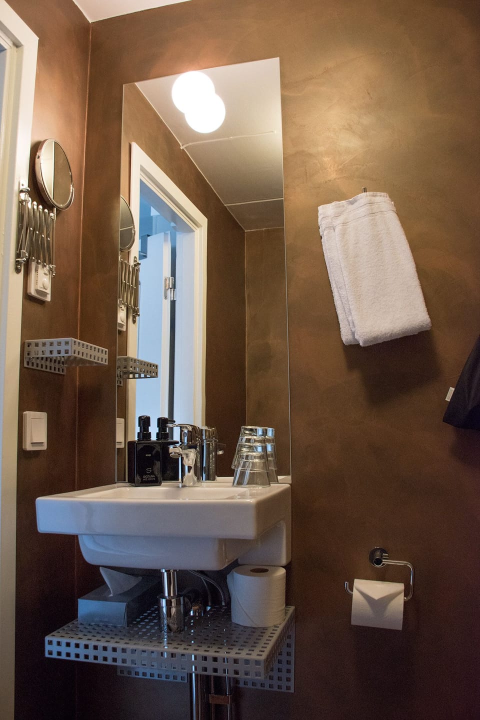 Business Single Room, 1 Bedroom | Bathroom | Shower, hair dryer, bathrobes, towels