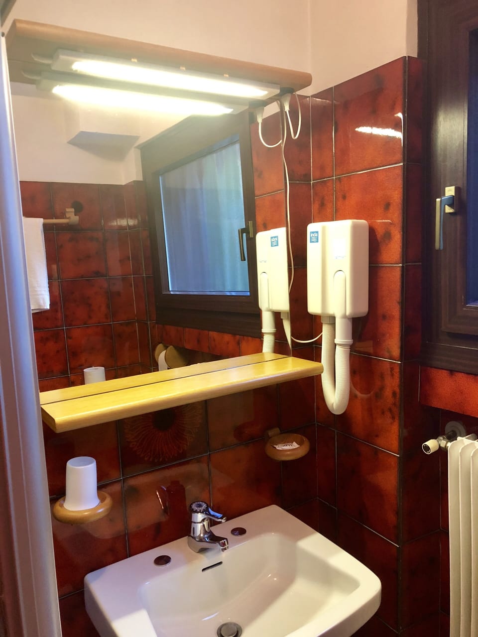 Double Room, Garden View | Bathroom | Shower, free toiletries, hair dryer