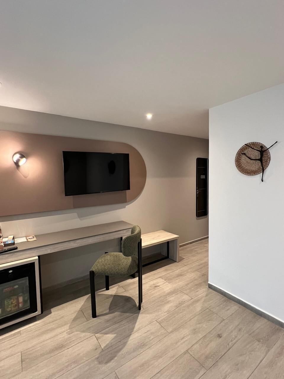Deluxe Room | Living area | 32-inch LCD TV with cable channels, TV, video-game console