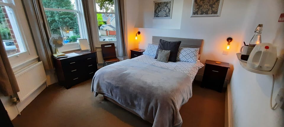 Deluxe Double Room, Ensuite | Premium bedding, desk, iron/ironing board, free WiFi
