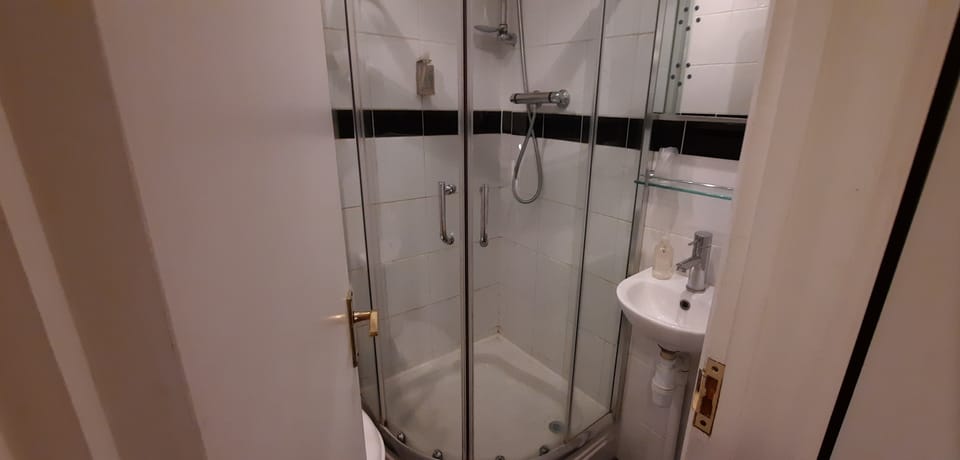 Standard Twin Room, Ensuite | Bathroom | Shower, free toiletries, hair dryer, towels