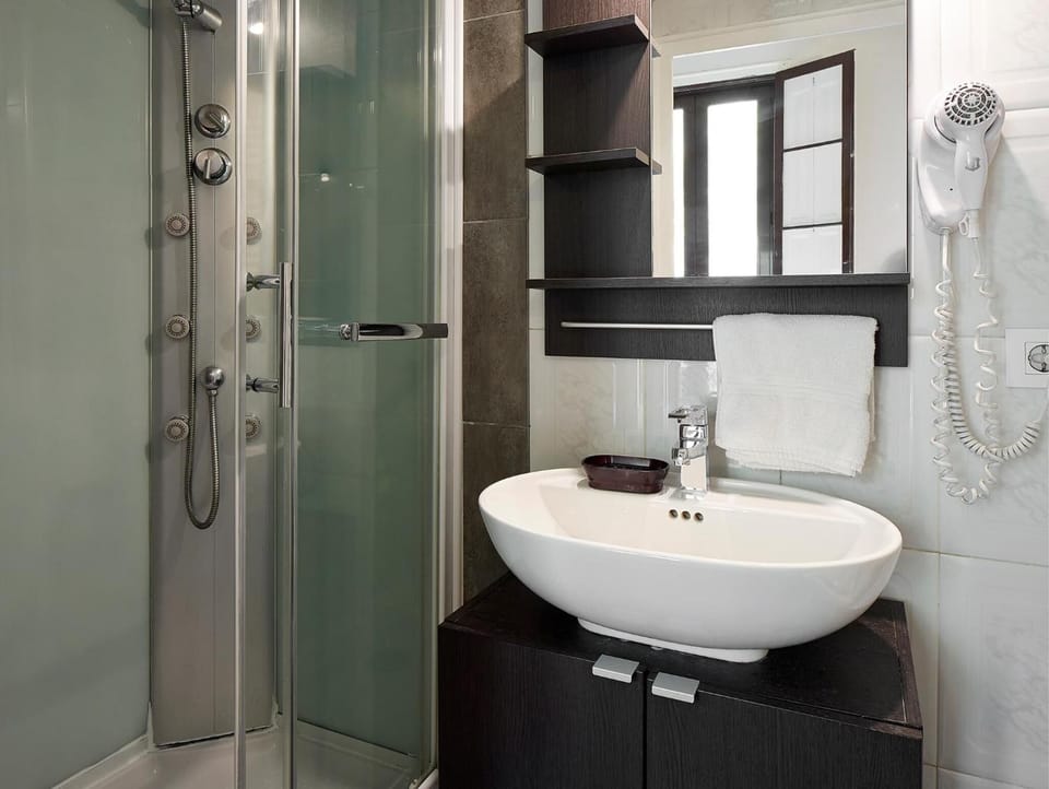 Shower, free toiletries, hair dryer