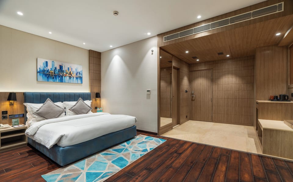 Superior King Room | Pillowtop beds, in-room safe, laptop workspace, blackout drapes